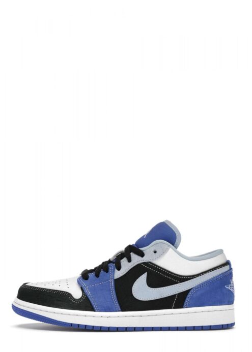 Den blå/sorte/hvide sneaker Jordan 1 Low “Black Blue White” er en lækker sneaker i høj kvalitet med en farvekombination, som giver et solidt touch til din påklædning