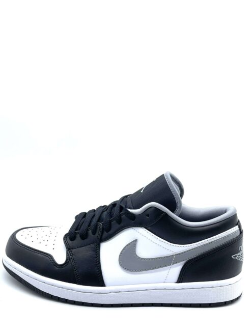 Her får du de klassiske Jordan 1 Low “Black White Grey” i en flot sort/hvid/grå farve, der fuldender dit look
